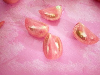 3、番茄排骨汤,一个切4半。