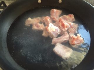 7、番茄排骨汤,锅开关火。