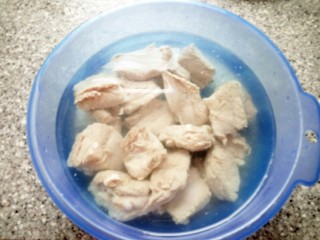 9、番茄排骨汤,在放入水洗干净。