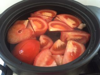 10、番茄排骨汤,加适量水。