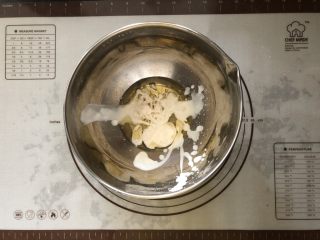 1、浓情蜜意－巧克力奶油蛋糕,酸奶和玉米油倒入盆中。