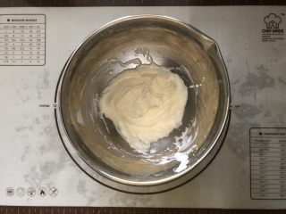 2、浓情蜜意－巧克力奶油蛋糕,搅拌至乳化状态。