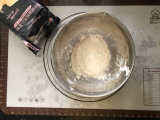 3、浓情蜜意－巧克力奶油蛋糕,筛入低筋面粉。