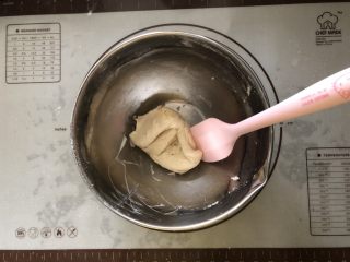 4、浓情蜜意－巧克力奶油蛋糕,搅拌均匀。