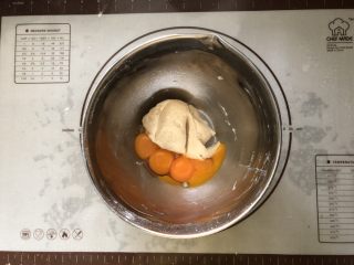 5、浓情蜜意－巧克力奶油蛋糕,加入蛋黄。