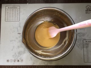 6、浓情蜜意－巧克力奶油蛋糕,继续搅拌均匀。