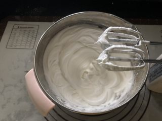 7、浓情蜜意－巧克力奶油蛋糕,蛋清分三次加入白砂糖打至硬性发泡。