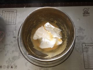 8、浓情蜜意－巧克力奶油蛋糕,取一半蛋白霜加入蛋黄糊中。