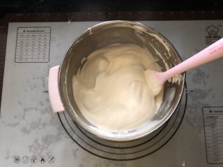 11、浓情蜜意－巧克力奶油蛋糕,继续翻拌均匀。