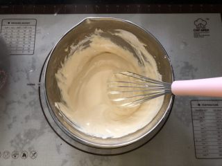 9、浓情蜜意－巧克力奶油蛋糕,翻拌均匀。