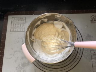 10、浓情蜜意－巧克力奶油蛋糕,倒入剩余的一半蛋白霜中。