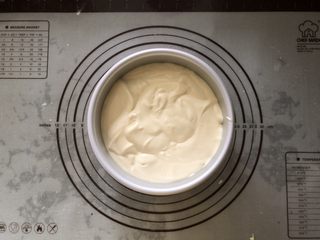 12、浓情蜜意－巧克力奶油蛋糕,倒入学厨6寸戚风模具中，轻轻震出气泡。