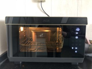 13、浓情蜜意－巧克力奶油蛋糕,放入烤箱150度上下火烘烤45分钟。