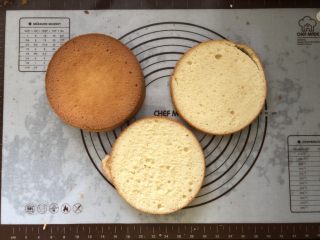15、浓情蜜意－巧克力奶油蛋糕,分成三片
