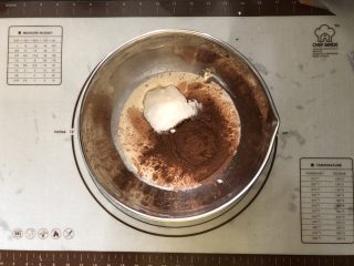 16、浓情蜜意－巧克力奶油蛋糕,淡奶油中加入可可粉、白糖。