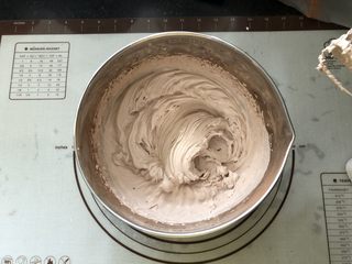 17、浓情蜜意－巧克力奶油蛋糕,打至有清晰的纹路。