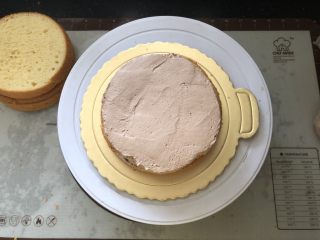 18、浓情蜜意－巧克力奶油蛋糕,一层蛋糕抹上一层奶油。