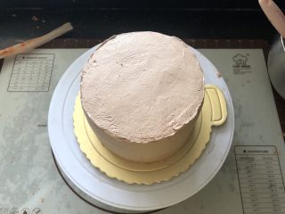 19、浓情蜜意－巧克力奶油蛋糕,全部抹好夹心和表面。