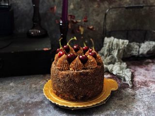 22、浓情蜜意－巧克力奶油蛋糕,表面用巧克力奶油霜和车厘子装饰一下即可。