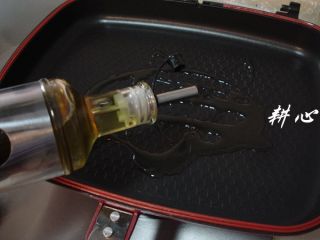 3、干煎马鲛鱼,热锅，倒入适量的橄榄油。