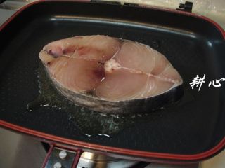 4、干煎马鲛鱼,放入马鲛鱼块。