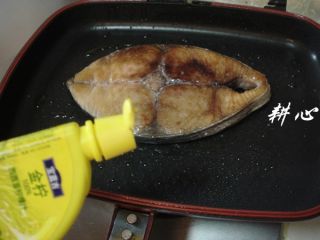 8、干煎马鲛鱼,揭盖，倒入适量的柠檬汁，熄火盛出。