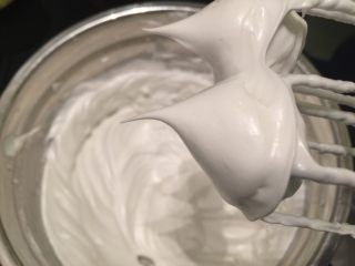 1、星空棒棒糖蛋糕,蛋白低速打至粗泡，滴入几滴柠檬汁，细砂糖分3次加入蛋白内，打至硬性发泡