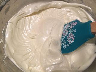 2、星空棒棒糖蛋糕,加入蛋黄，速度打发半分钟