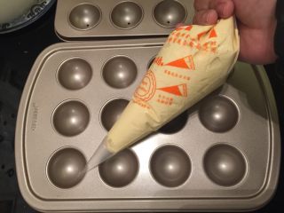 5、星空棒棒糖蛋糕,装入裱花袋内，裱花袋剪一小手指大的小孔