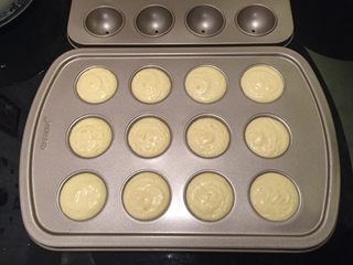 6、星空棒棒糖蛋糕,挤入棒棒糖模，轻震几下