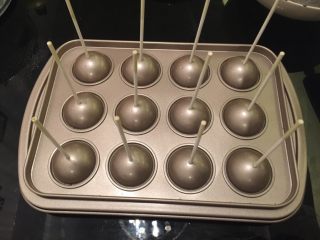 7、星空棒棒糖蛋糕,插入棒棒糖棍，别插太深