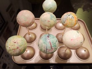 12、星空棒棒糖蛋糕,棒棒糖蛋糕插入彩色巧克力液内，轻一圈后提起插在模具上放凉