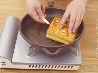 7、早餐西多士18m+,煎至两面金黄后捞出~