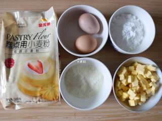 1、圣诞饼干,准备好食材，我用的这个低筋面粉粉质细腻而且蓬松不结块，非常好用；