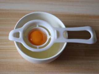 2、圣诞饼干,将鸡蛋蛋黄、蛋白分离；