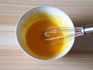 3、圣诞饼干,蛋黄搅打均匀备用；