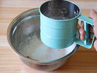 4、圣诞饼干,黄油软化后筛入糖粉；