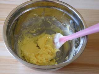 5、圣诞饼干,用刮刀拌均匀；