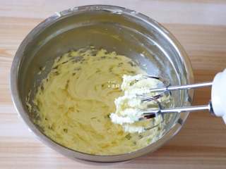 6、圣诞饼干,再用电动打蛋器打发至体积变大颜色变浅；