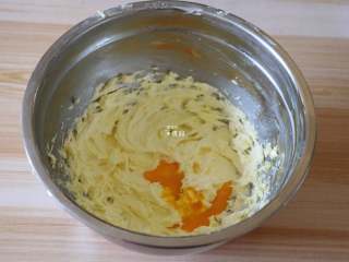 7、圣诞饼干,蛋黄液分三次加入到黄油中搅打均匀，每次都要等搅打均匀后再加入下一次的蛋液；