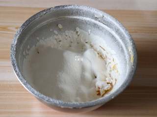 8、圣诞饼干,筛入低筋面粉和奶粉的混合物；