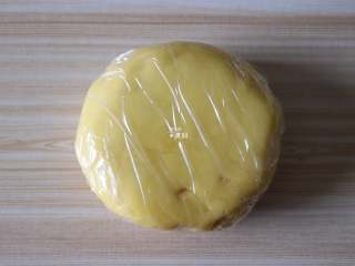 9、圣诞饼干,拌均匀后揉成面团，用保鲜膜包好放进冰箱冷藏半小时；