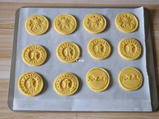 11、圣诞饼干,用模具压出花型；