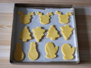 12、圣诞饼干,压出花型；