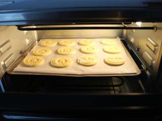 13、圣诞饼干,烤箱预热好，160度中层上下火烤13-15分钟，取出脱模放在冷却架上冷却后密封保存即可，做到这一步就可以了，喜欢装饰一下的继续往下看；