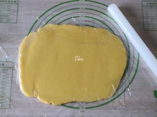 10、圣诞饼干,面团上下各铺一张保鲜膜，用擀面杖将面团擀成5mm左右厚的薄片；