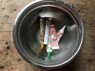 14、圣诞饼干,巧克力笔放在热水中浸泡10分钟左右；