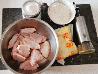 1、香酥炸鸡翅,食材准备好