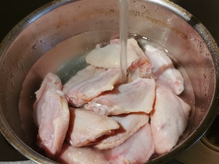 2、香酥炸鸡翅,鸡翅冲洗干净