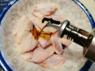4、香酥炸鸡翅,放入生抽